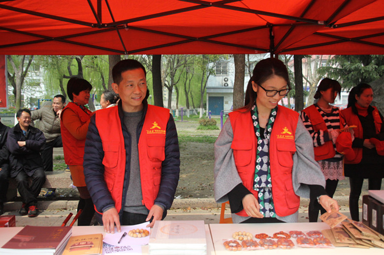 汇才党员公益行  志愿服务献爱心 ——汇才党支部参加梧桐街道党员义卖活动
