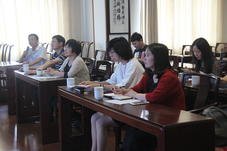 嘉兴市厂务公开民主管理互检工作组领导 莅临汇才红木调研指导