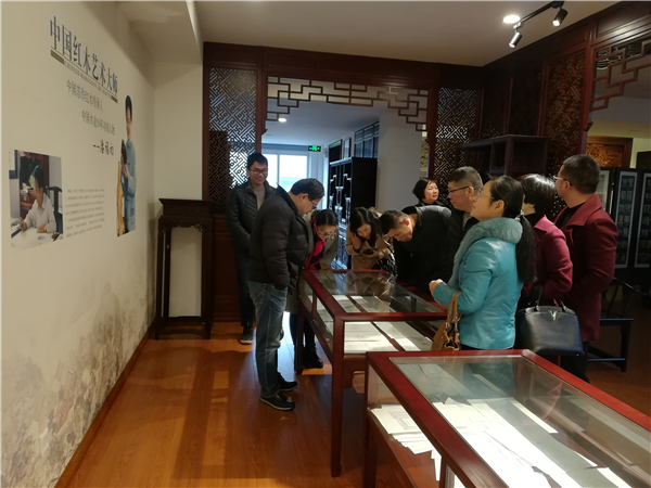 梧桐街道党外知识分子参观中国苏作红木文化博览园