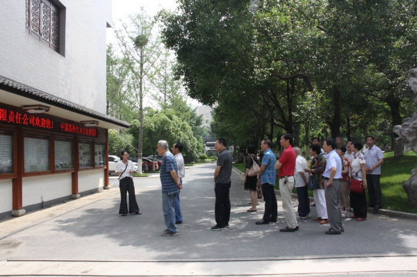 市财政局离退休支部党员莅临汇才红木参观交流