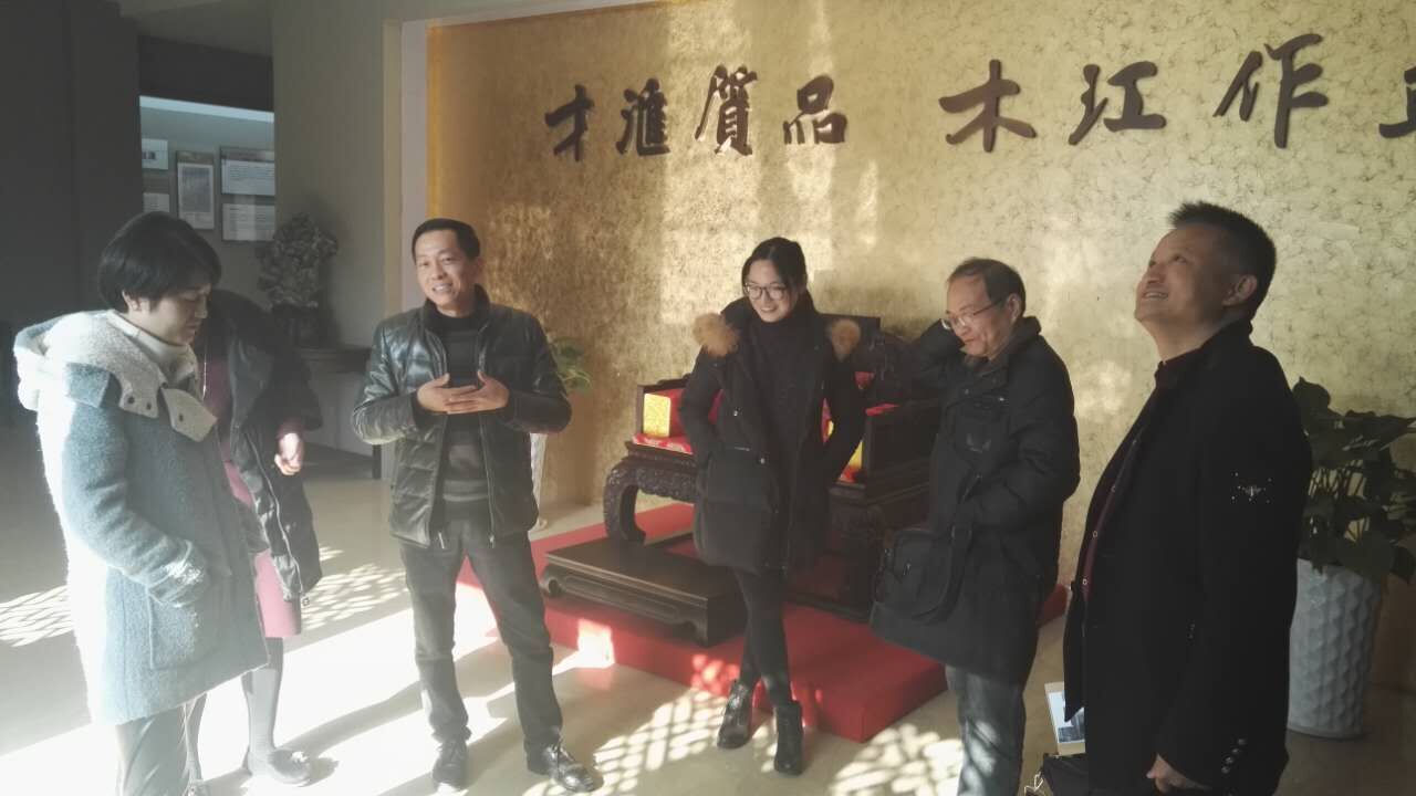 桐乡市“诚信守法示范企业”考核组莅临汇才红木考核指导