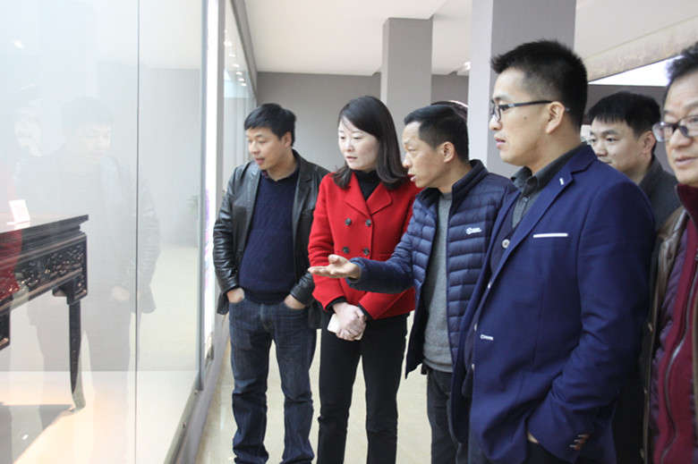 领导关怀 || 市委组织部副部长、市委两新工委书记滕鸣娅 莅临汇才红木调研指导