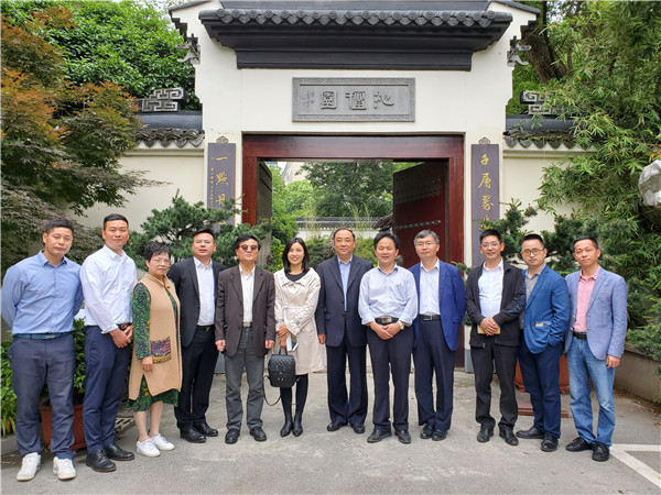 中国公共关系协会常务副会长、中国全聚德集团公司原董事长邢颖莅临汇才红木参观考察