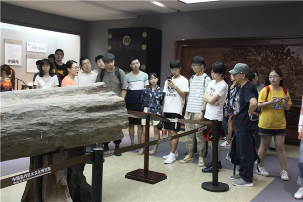 浙江传媒学院设计艺术学院师生莅临参观