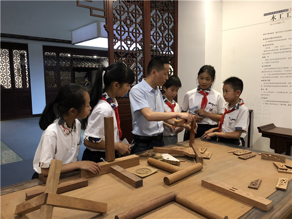 屠甸小学师生莅临汇才红木参观交流