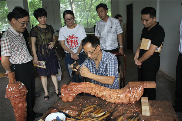 平湖市民盟领导莅临汇才红木调研指导